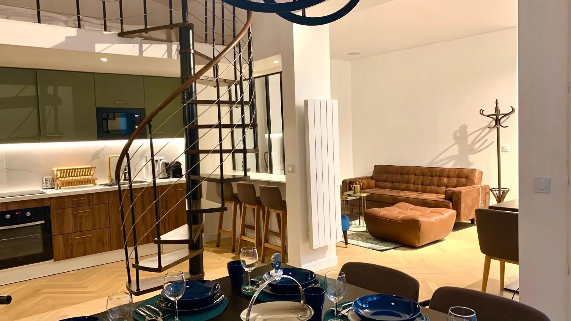 Charming Loft Style Appartment In Center Of Marais contacts